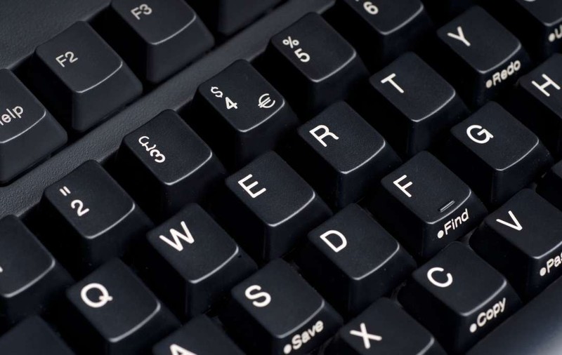 De ce tasta „Q” e în colțul din stânga sus al tastaturii: istoria unei mari erori de design care a dus la formatul pe care-l folosim în fiecare zi