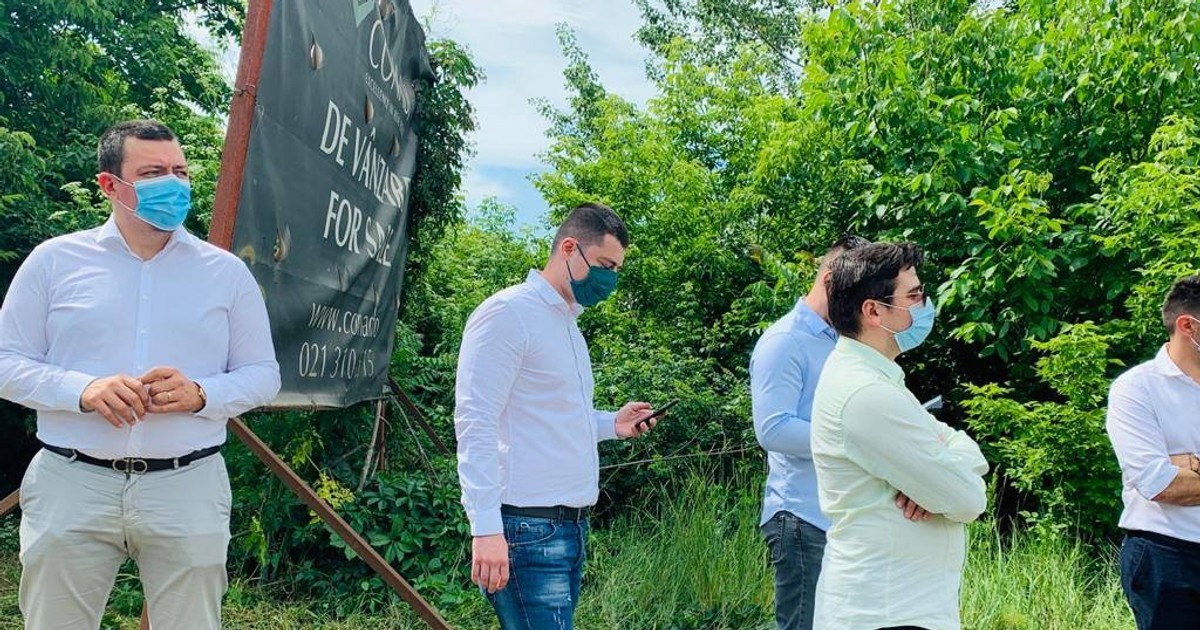 Alexandru Hazem Kansou, directorul STB (stânga), Mihai Teodorescu, directorul Direcției Transporturi din PMB (centru, cu mască neagă), George Ciubotaru, Compania Consolidări (dreapta, în cămașă albă). Foto: echipa de comunicare a PNL