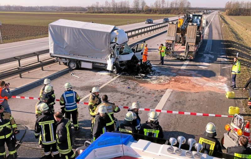 Un român care se uita la filme pe mobil a provocat un accident în Germania