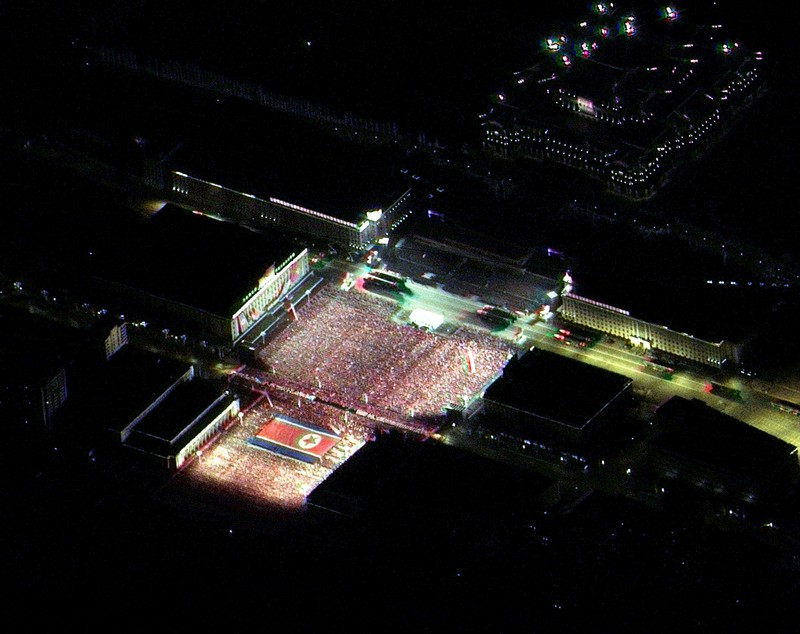 Paradă militară nocturnă la Phenian. Coreea de Nord a prezentat o posibilă nouă rachetă intercontinentală cu combustibil solid