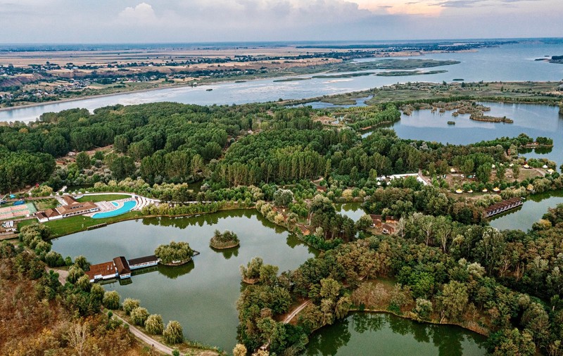 „Delta Dunării” de pe Siret. Satul de vacanță de 82 de hectare, cu zoo, pescuit sportiv și kilometri de canale unde te poți plimba cu barca