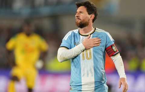Lionel Messi pe un teren de fotbal. Acesta poartă un tricou pe care scrie numărul 10