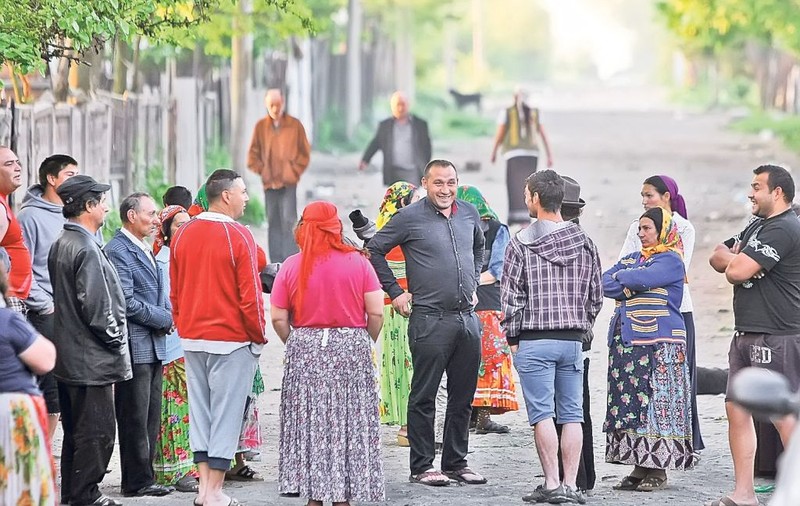 EXCLUSIV | Sinteşti, satul patronilor. Romii din localitate înfiinţează firme pe bandă rulantă pentru a derula afaceri ilegale