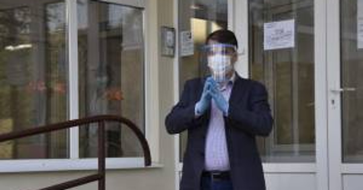 Directorul SGA Suceava, demis din funcție, după ce s-a rugat în genunchi în fața instituției pentru a salva orașul de coronavirus
