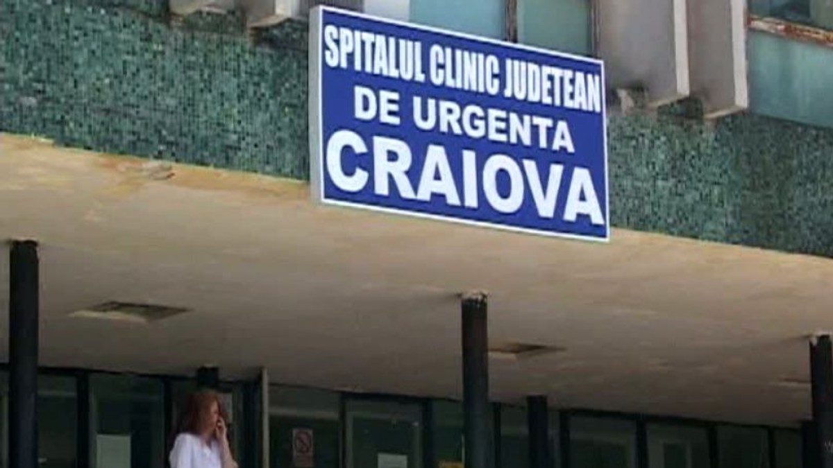 Medic craiovean scos cu poliția dintr-o sală de operație
