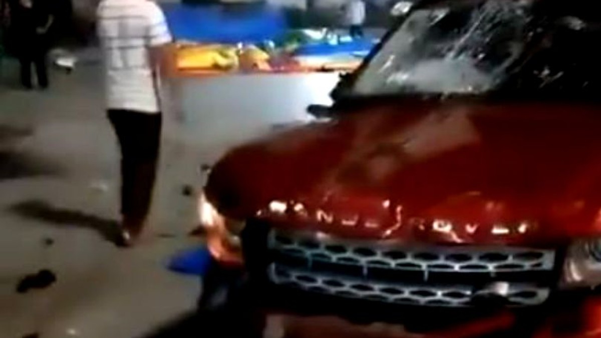 China a executat un bărbat. SUV roșu, intrat în mulțime, în China