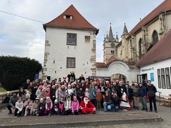 Membrii comunității de "turtă dulce" s-au adunat în curtea Bisericii Evanghelice, unde are loc anual tradiționalul târg de Crăciun