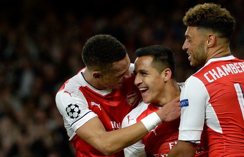 epa05592542 Alexis Sanchez of Arsenal (centre) is congratulated by teammates Kieran Gibbs (left) Alex Oxlade-Chamberlain (right) after scoring against Ludogorets Razgrad during the UEFA Champions League group A soccer match between Arsenal FC and PFC Ludogorets Razgrad at the Emirates Stadium in London, Britain, 19 October 2016. EPA/WILL OLIVER