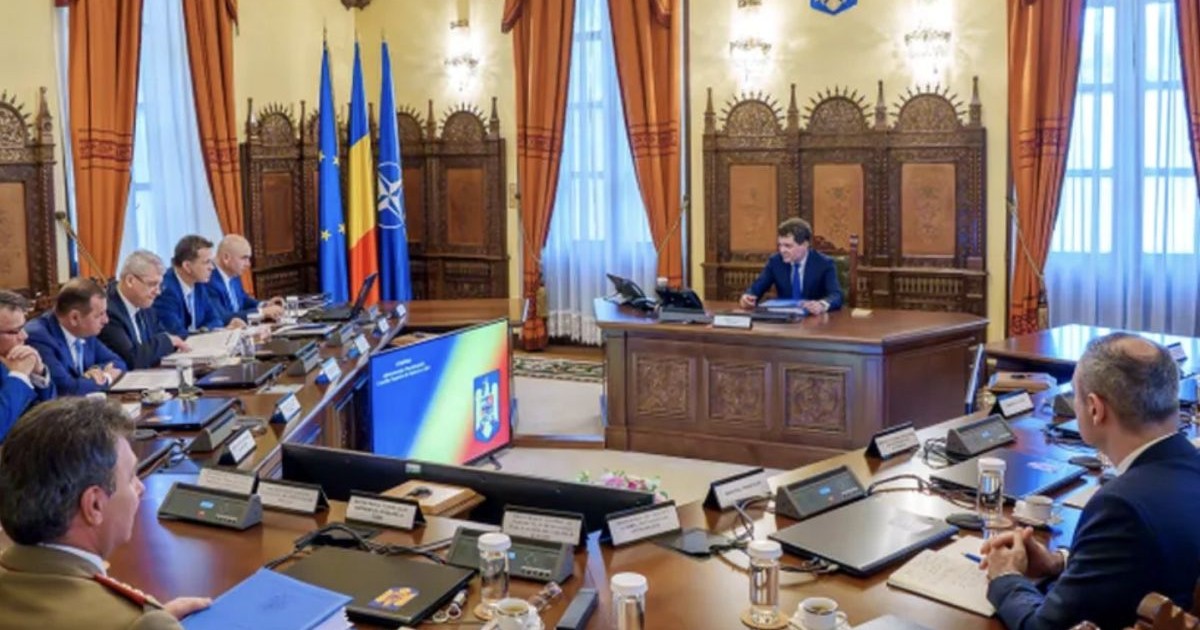 Nicușor Dan prezidează ședința CSAT la care participă, printre alții, premierul Ilie Bolojan și ministrul Apărării, Ionuț Moșteanu, iunie 2025