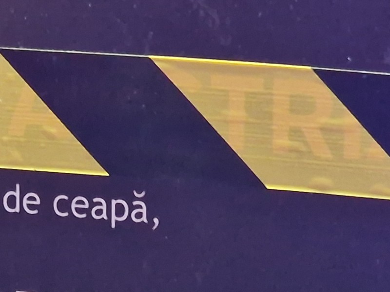 Cuvântul „austriac" se poate distinge sub banda adezivă.