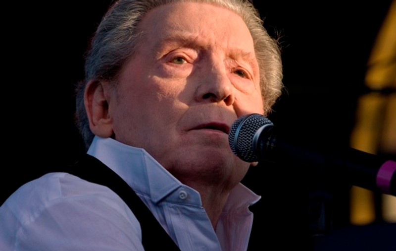 La 76 de ani, Jerry Lee Lewis s-a logodit şi vrea să se căsătorească. A şaptea oară!
