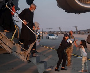Cetățeni afgani evacuați, la Baza aeriană Ramstein, Germania | Foto: EPA