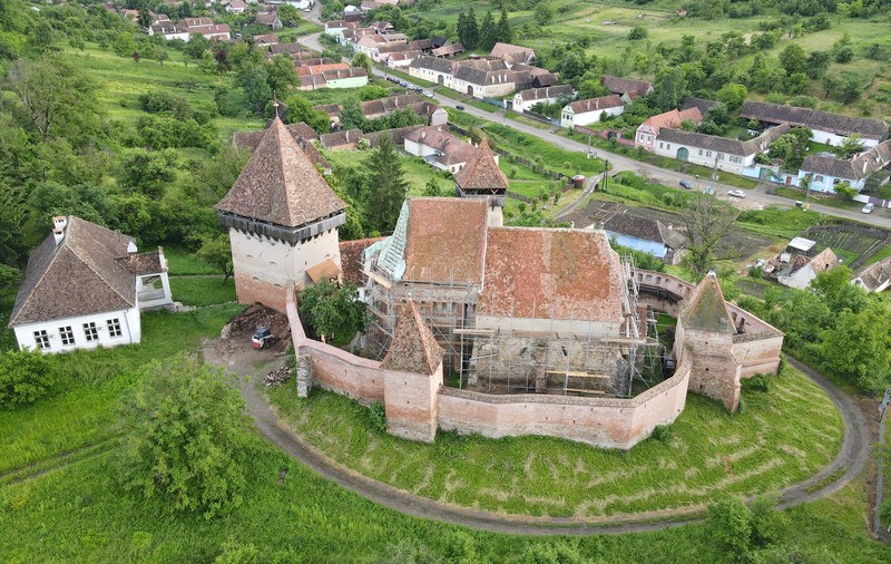 Alma Vii, satul săsesc din Transilvania readus la viață după refacerea bisericii fortificate vechi de 700 de ani. „Frigiderul” medieval, una dintre atracțiile locului 