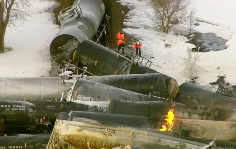 Locuitorii unui orășel din SUA au fost evacuați după ce un tren de marfă a deraiat și a luat foc