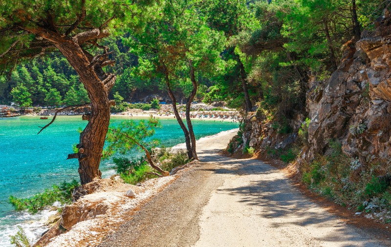 Insulele din Grecia unde vremea rămâne răcoroasă toată vara, chiar dacă în restul țării este caniculă