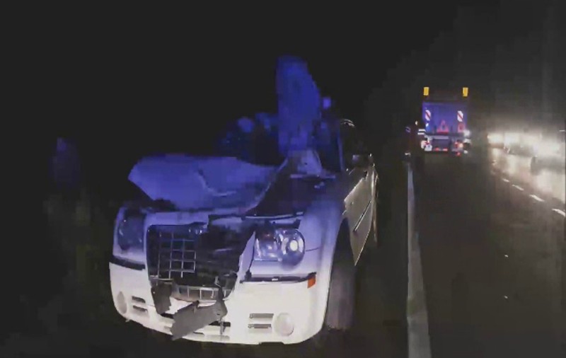 S-a întâmplat în Buzău: A văzut moartea cu ochii după ce un cal i-a ieşit în faţă pe şosea. Animalul a murit, iar bărbatul este rănit grav| VIDEO