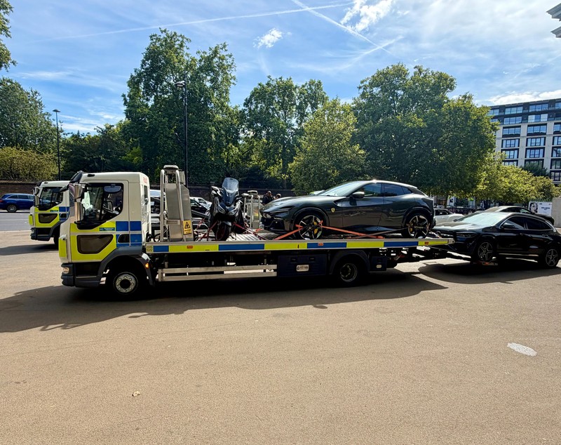 Un polițist a condus un Ferrari extrem de rar, confiscat în trafic, și a fost în culmea fericirii: „Cea mai bună zi din cariera lui”