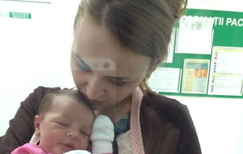 Delia Antal a sărbătorit altfel naşterea primei sale nepoţele! A dus tort şi pălincă la mormantul tatălui său!