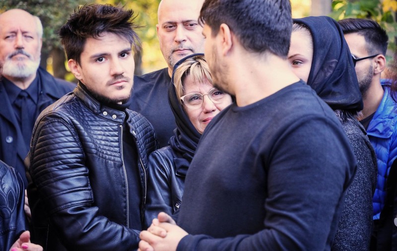 Leo Iorga a fost înmormântat. Artistul, aplaudat de zeci de oameni. Slujba a fost oficiată de fostul chitarist Roșu și Negru, devenit preot