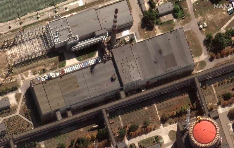 Clădire de la centrala nucleară Zaporojie, cu acoperișul găurit de bombardamente. Rușii acuză ucrainenii că „trag încontinuu”