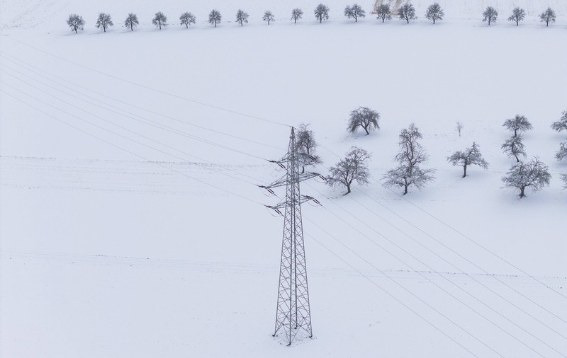 Zăpada și viscolul au lăsat sute de mii de români fără curent: 10 județe au avarii la rețeaua electrică și nu se știe când vor fi reparate