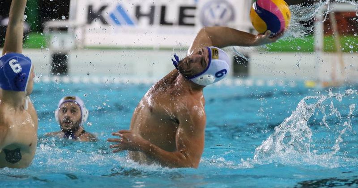 Aleksandar Radovic, de la Hannover, trage la poarta orădeană.