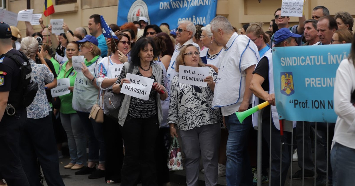 Mai mulți oameni protestează în fața Ministerului Educației - 30 iulie 2025