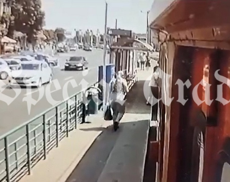 Momentul când o mamă e târâtă de tramvai, în Arad, după ce a urcat căruciorul fiicei sale de 12 ani, cu dizabilități, a fost filmat. Femeia a murit la spital