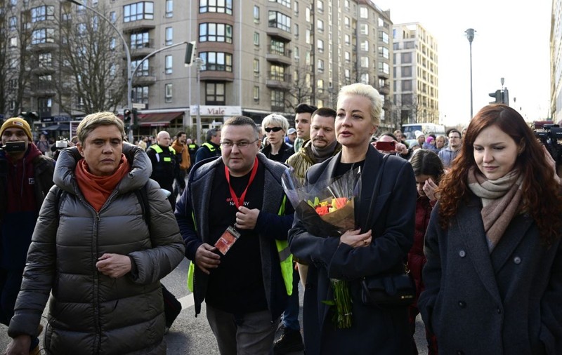 Iulia Navalnaia, în fruntea protestului „Prânz împotriva lui Putin” din Berlin. Văduva lui Navalnîi, aplaudată de oamenii aflați la coadă să voteze