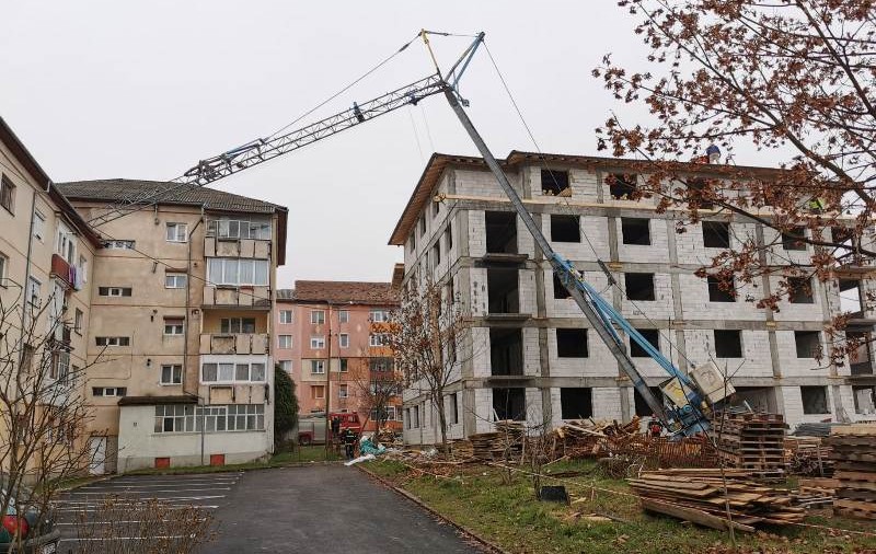 O macara a căzut pe un bloc, în Cugir. Locatarii imobilului s-au autoevacuat