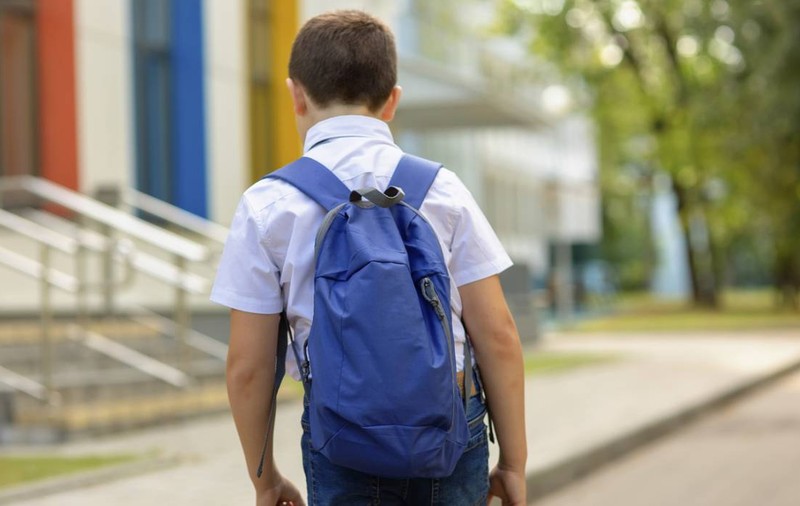 Un băiat de 7 ani a venit la școală cu 5.000 de euro în ghiozdan, iar colegii au început să miroasă bancnotele