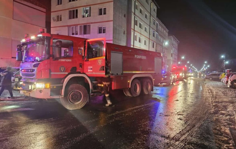 Incendiu într-un bloc din județul Sibiu: locatarii au fost evacuați, trei dintre ei au ajuns la spital. „Bubuitură și flăcări. Era mult fum”
