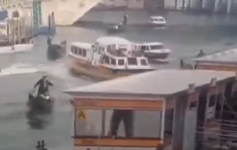 Momentul în care o ambarcațiune turistică a lovit mai multe gondole în Veneția, iar pasagerii au fost aruncați în apă