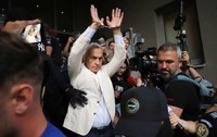 Călin Georgescu a ieșit încătușat din sediul DIICOT, după ce a fost reținut 24 de ore. Foto: Dumitru Angelescu / Libertatea