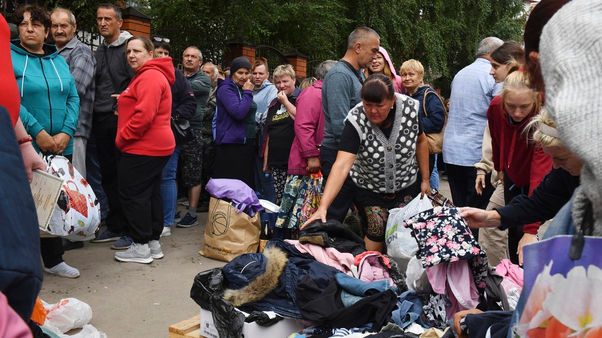 Coadă la un punct de ajutoare umanitare din orașul Kursk Foto: Profimedia