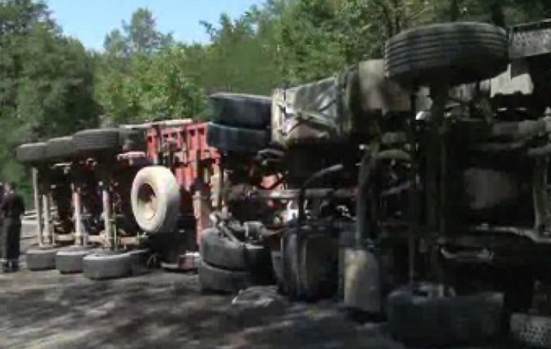 Ce noroc! S-a RĂSTURNAT CAMIONUL PESTE EI şi au scăpat doar cu CÂTEVA ZGÂRIETURI!