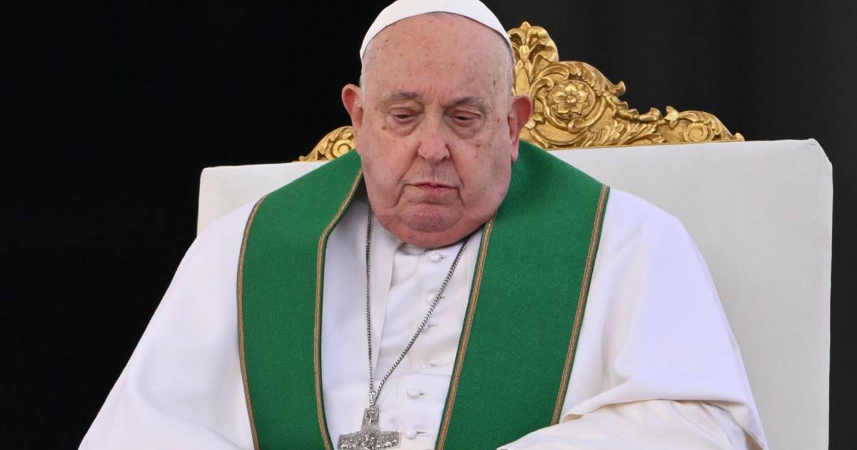 papa francisc asezat pe scaun, in timpul unei slujbe, in jurul gatului poartă un șal verde