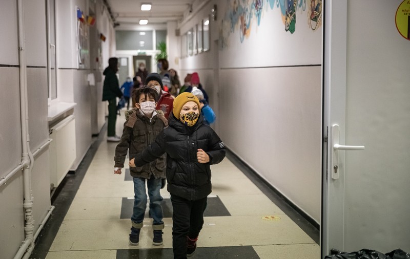 GRAFIC. Numărul cazurilor COVID din școli, în scădere, anunță Ministerul Educației