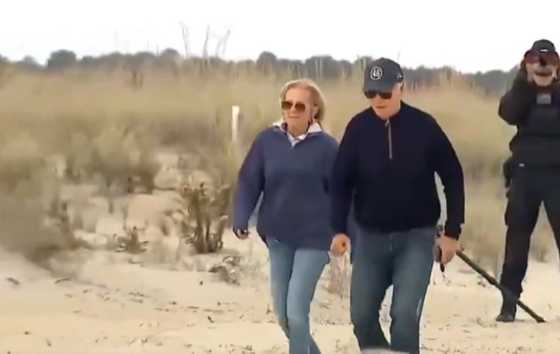 Momentul în care Joe Biden își pierde echilibrul pe o plajă din Delaware. Jill Biden, criticată pentru „nepăsare”