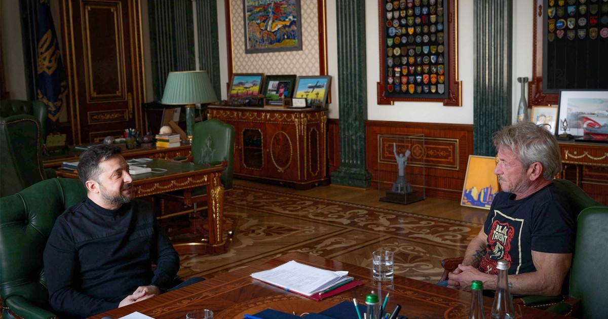 Sean Penn într-o discuție lejeră cu Vladimir Zelensky în biroul președintelui ucrainean.