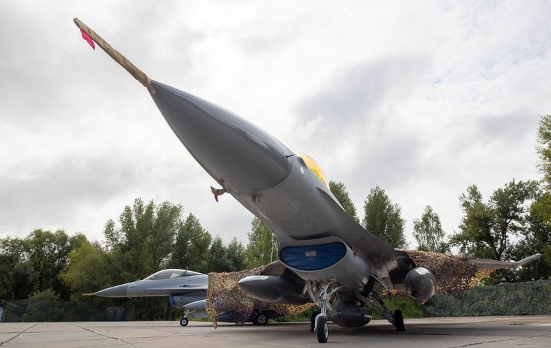Forțele aeriene ucrainene folosesc autostrăzile ca piste pentru avioanele de luptă F-16. De ce această metodă este riscantă
