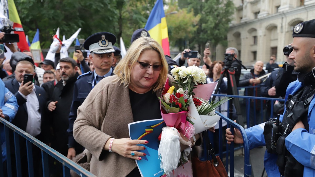 Diana Șoșoacă la Parchetul General. Foto Dumitru Angelescu
