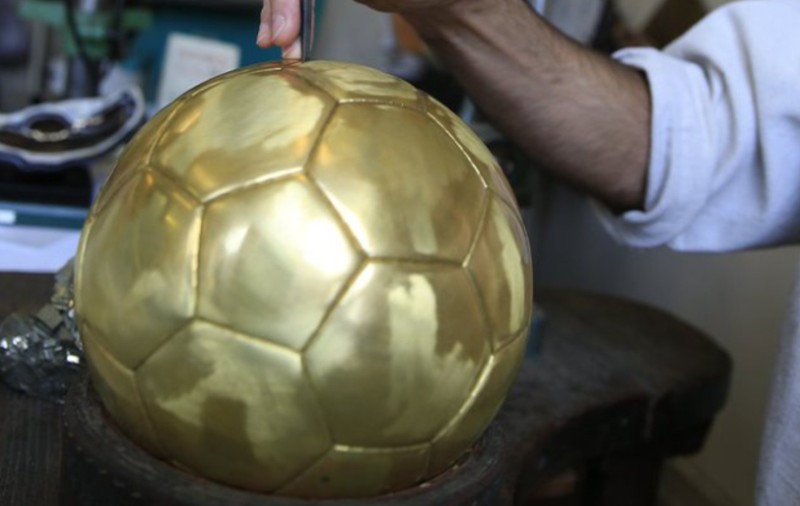 „Balonul de Aur”, cel mai râvnit trofeu din fotbal. Este estimat la aproape 3.000 de euro