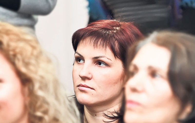 Reporterul Roxana Amzăr își amintește cum a primit un spătar de scaun în cap!