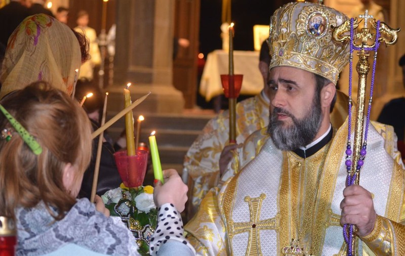 Mii de credincioşi au luat lumină la Catedrala Arhiepiscopală din Buzău. O enoriaşă a leşinat în curtea lăcaşului de cult | FOTO