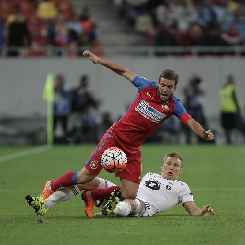 Chipciu, căzut! Mijlocașul a dat-o-n bară și cam atât. Fotografii: Gabriel Pătruț