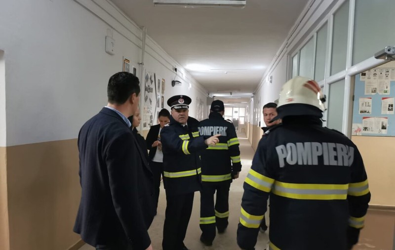 Incendiu la o școală din Botoşani. Peste 600 de elevi și zeci de profesori, evacuați