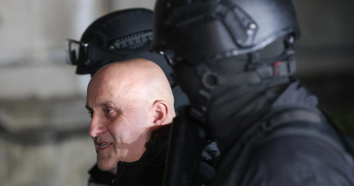 Horațiu Potra este escortat de polițiști în afara sediului IPJ Prahova, în Ploiești, 8 decembrie 2024.