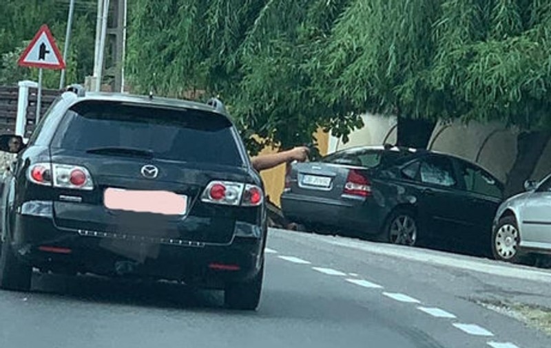 Un dâmbovițean a scos pistolul pe geamul mașinii. Ce explicații le-a oferit polițiștilor