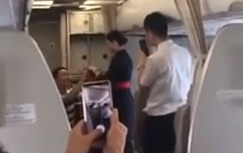 Ce a pățit o stewardesă după ce a fost cerută în căsătorie, în avion. Cel mai frumos moment s-a transformat într-un coșmar (VIDEO)